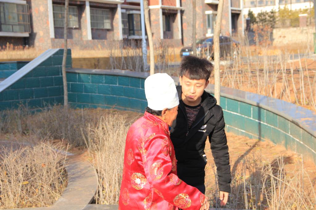志愿者攙扶老人.JPG