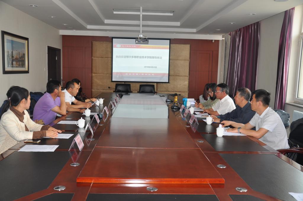 學(xué)院自動化與信息工程系張生瑞主任一行到包頭輕工職業(yè)技術(shù)學(xué)院調(diào)研交流3.JPG