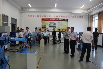 技能大賽——參觀機器人實訓車間.JPG