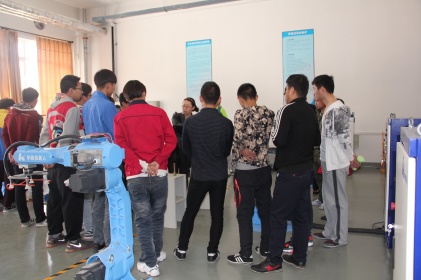 參觀機器人實訓室.JPG