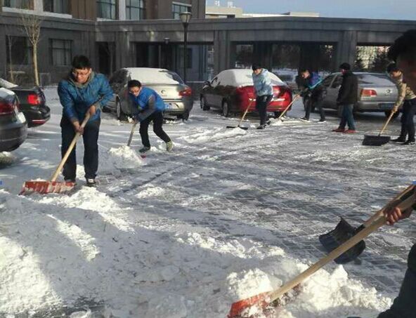學生們在掃雪 .jpg
